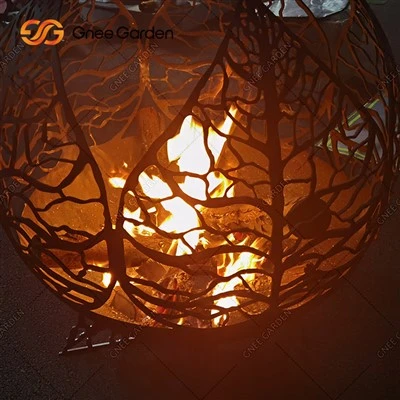 Skreytt málmskúlptúr Firepit Sphere
